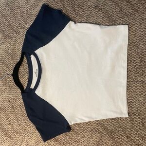 Hollister Must-Have Collection Crop Top Tee – Size M